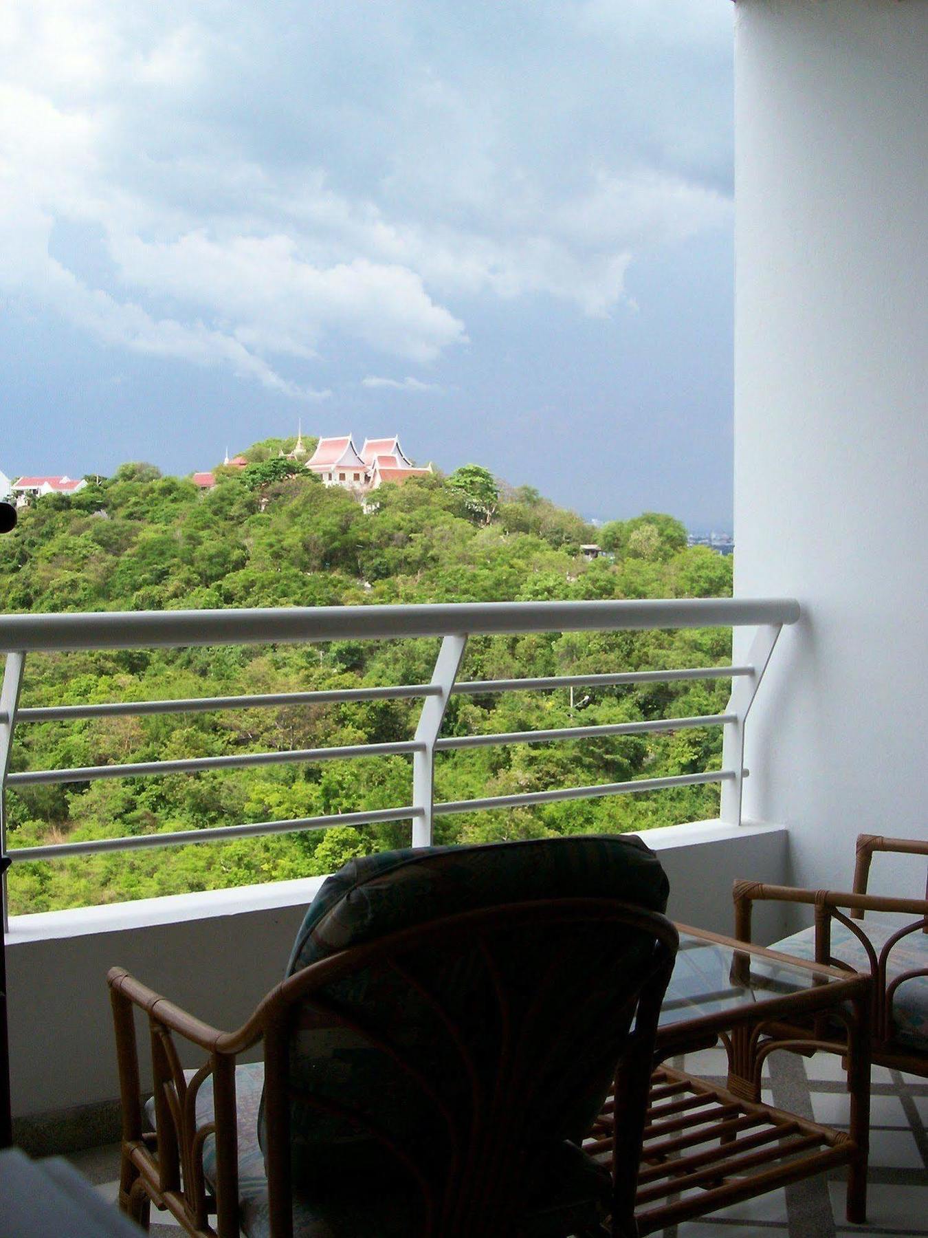 Abricole At Pattaya Hill Apartment Exterior photo